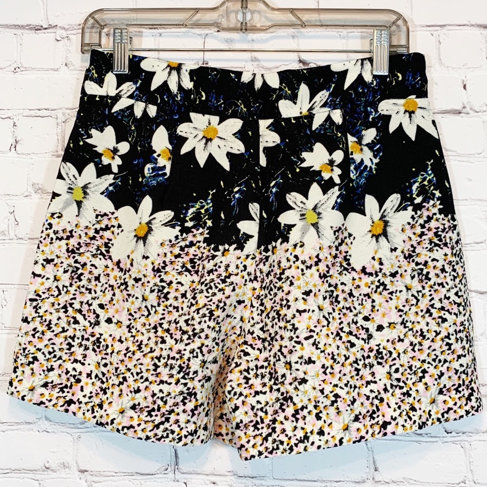 Grifflin Paris Short Floral Super Hi Rise Front pockets